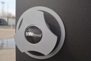 Ригели приводятся в движение с помощью удобного штурвала (SAFEtronics TSS)