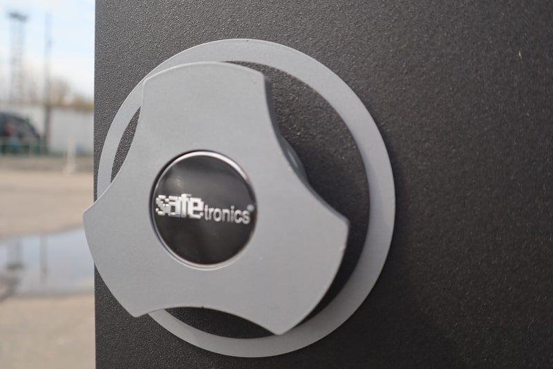 Ригели приводятся в движение с помощью удобного штурвала (SAFEtronics TSS)