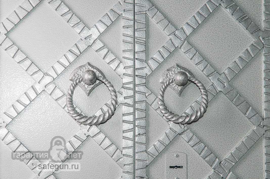 Декоративная инкрустация дверей ковкой.
