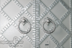 Декоративная инкрустация дверей ковкой.