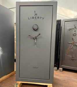 Сейф Liberty Colonial 23GTT-BC (в выставочном зале, вид спереди)