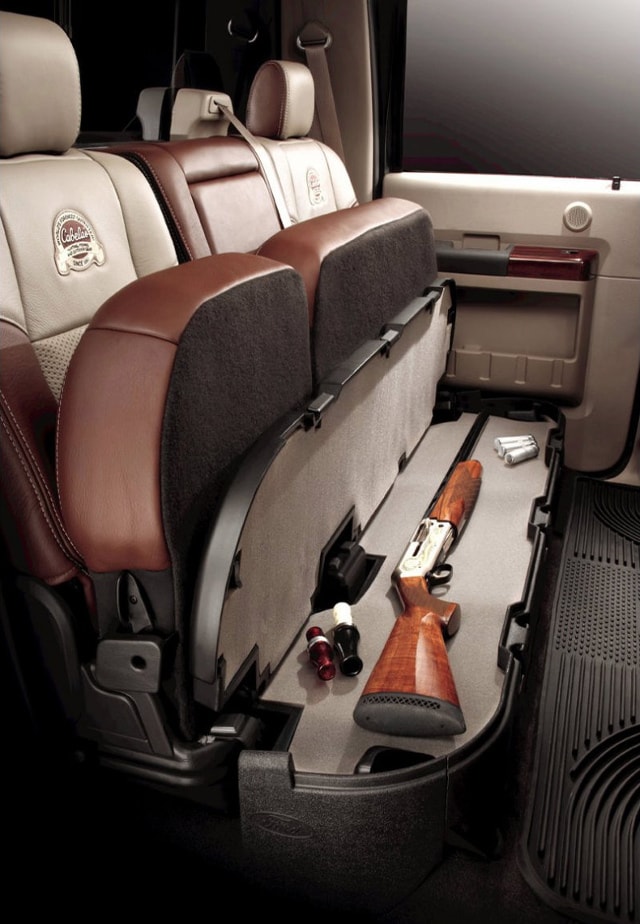 Оружейный тайник под пассажирским сиденьем автомобиля.