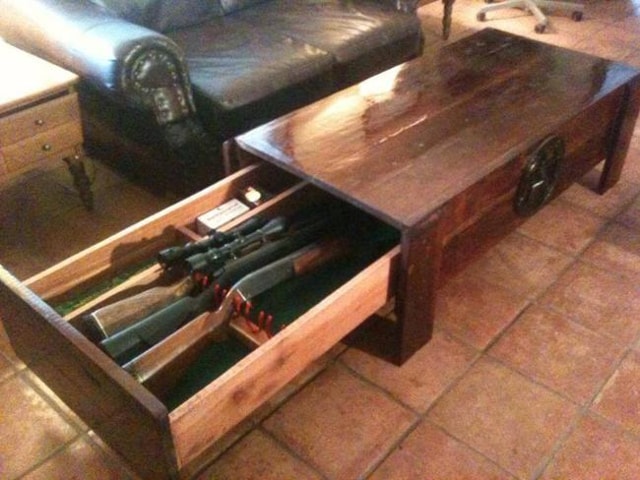 Оружейный тайник в кофейном столике.