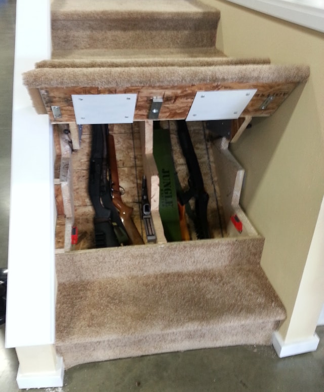 Тайник под ступенькой маршевой лестницы в частном доме.